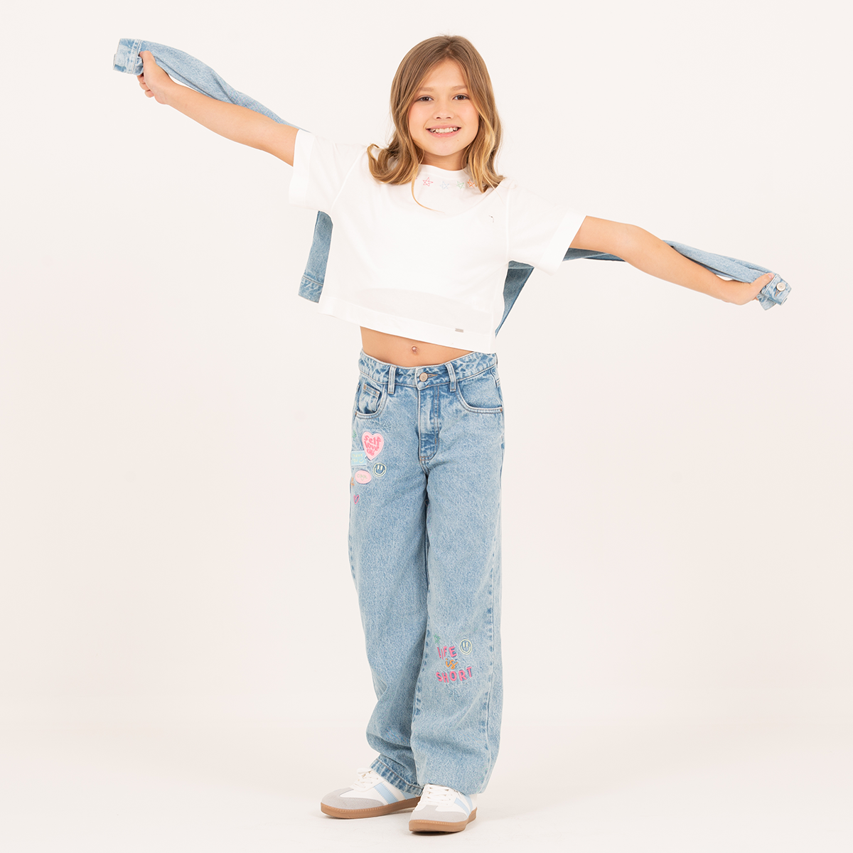 Camiseta para niñas con estrellas bordadas