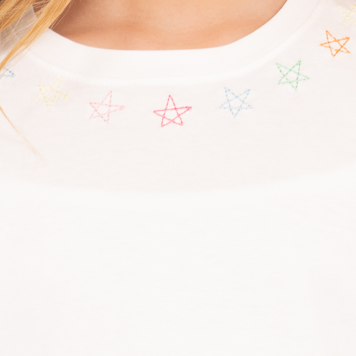 Camiseta para niñas con estrellas bordadas
