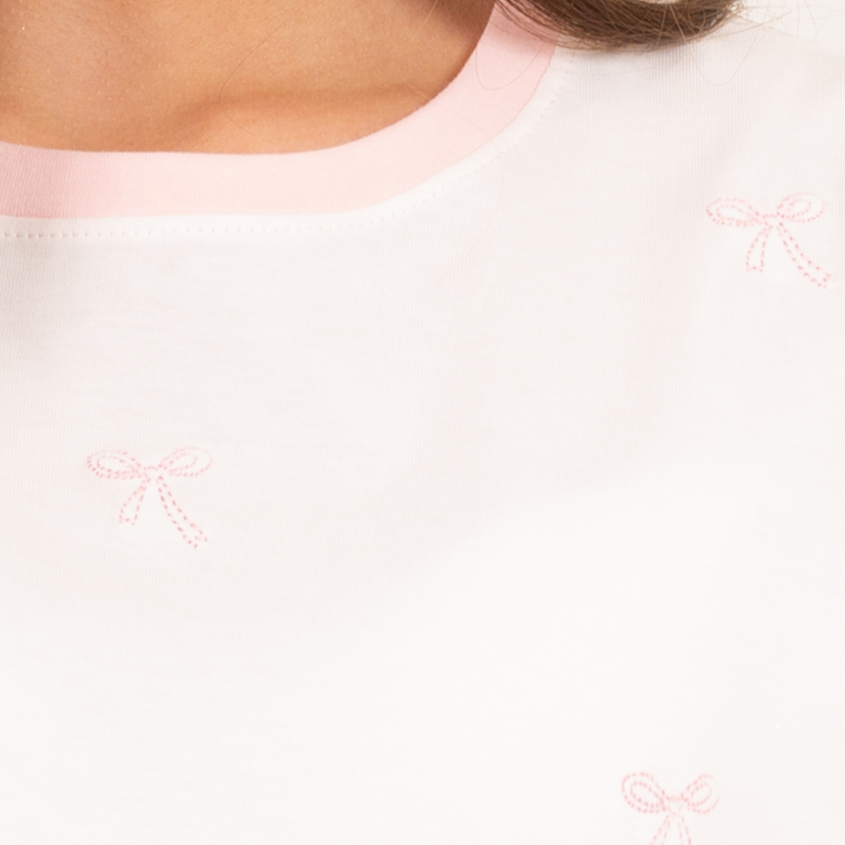 Camiseta para niñas con diseño de moños bordados