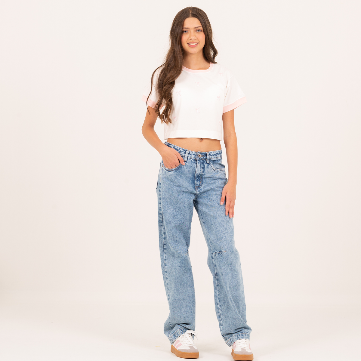 Camiseta para niñas con diseño de moños bordados