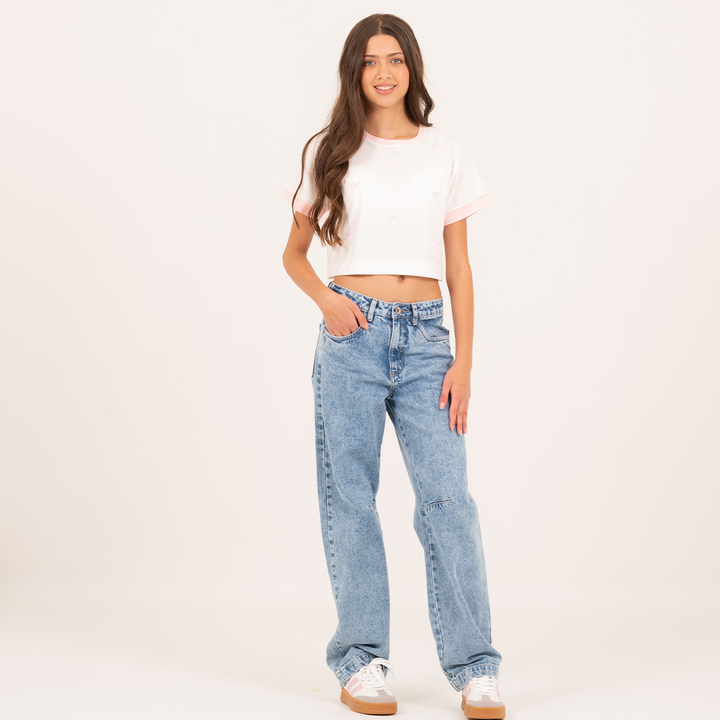 CAMISETA CROPPED PARA NIÑA CON MOÑOS BORDADOS