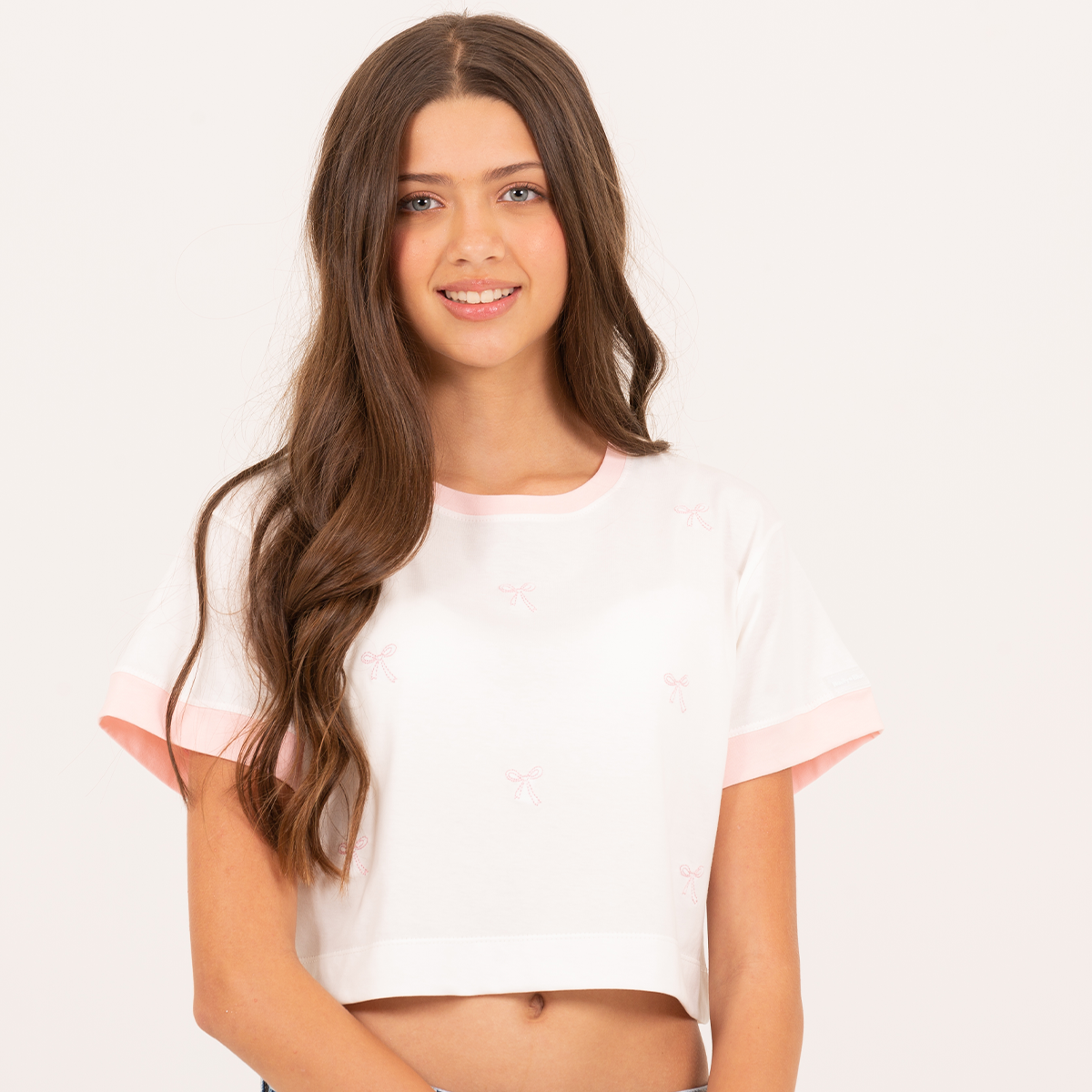 Camiseta para niñas con diseño de moños bordados