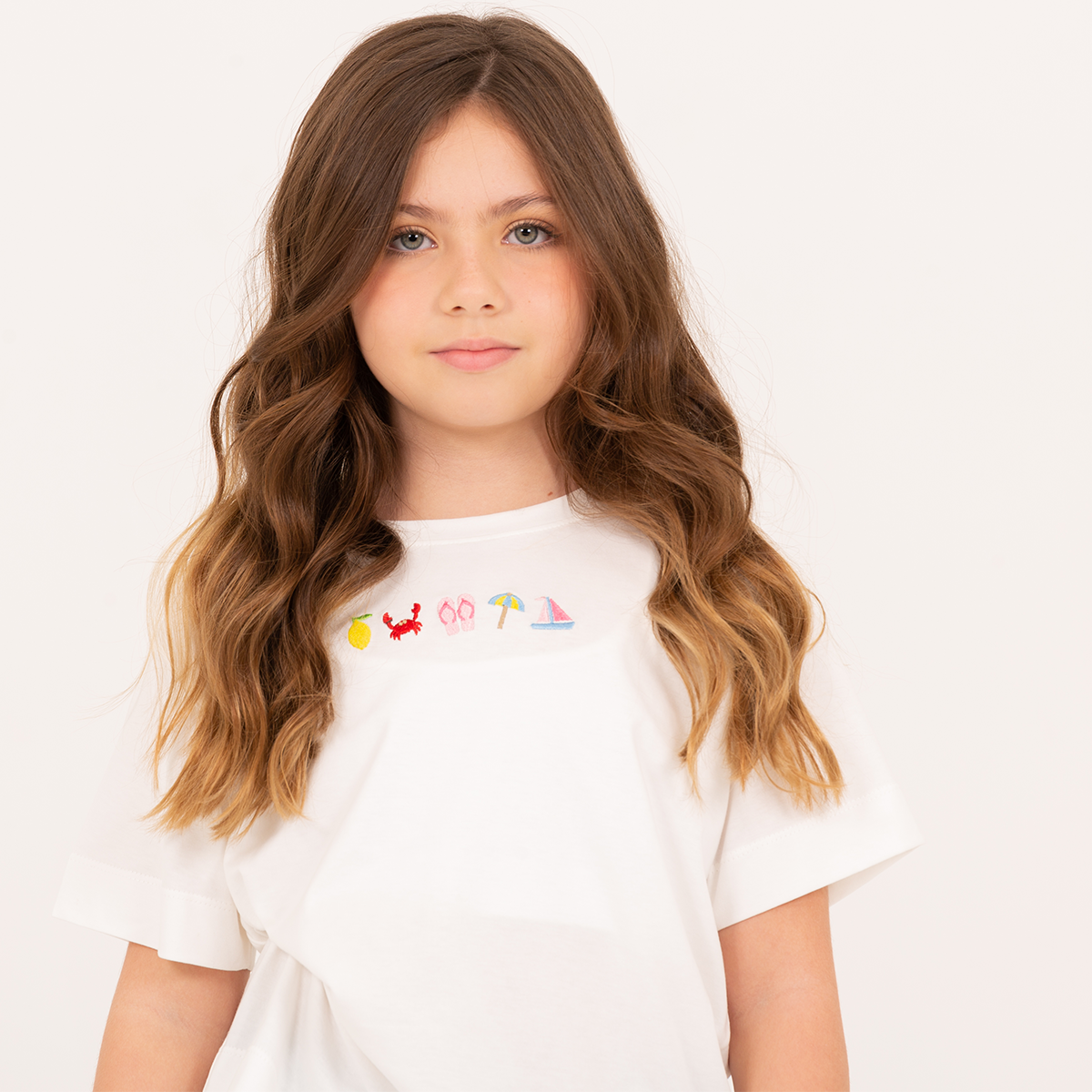 Camiseta para niñas con detalles bordados