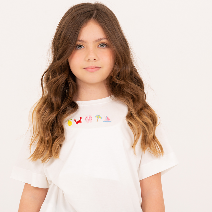 CAMISETA BLANCA PARA NIÑA CON DETALLES BORDADOS
