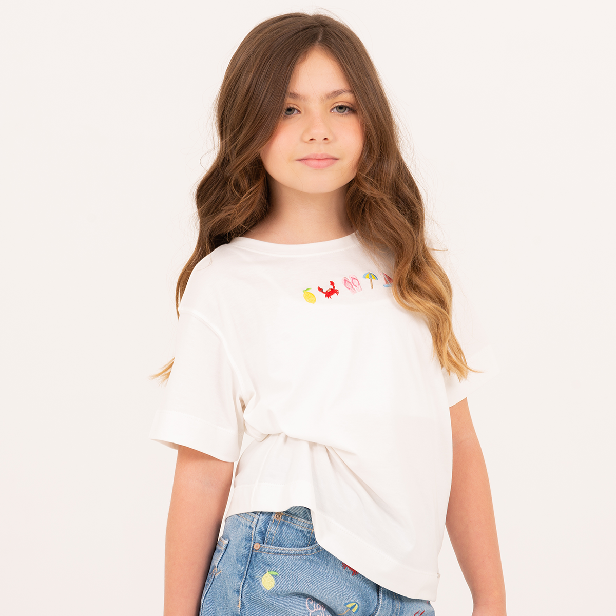Camiseta para niñas con detalles bordados