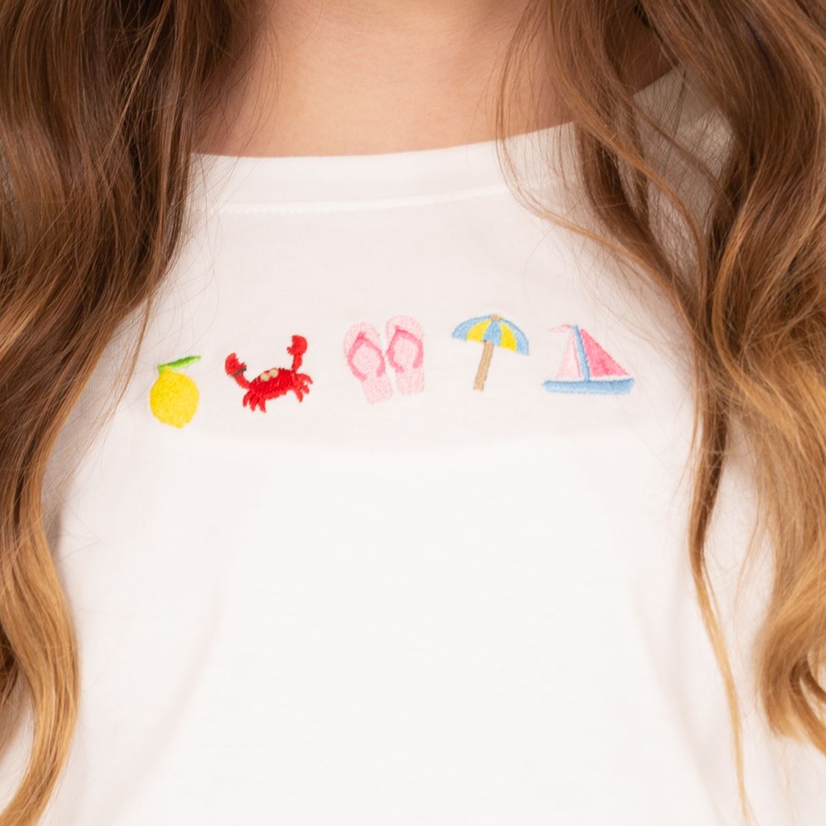 Camiseta para niñas con detalles bordados