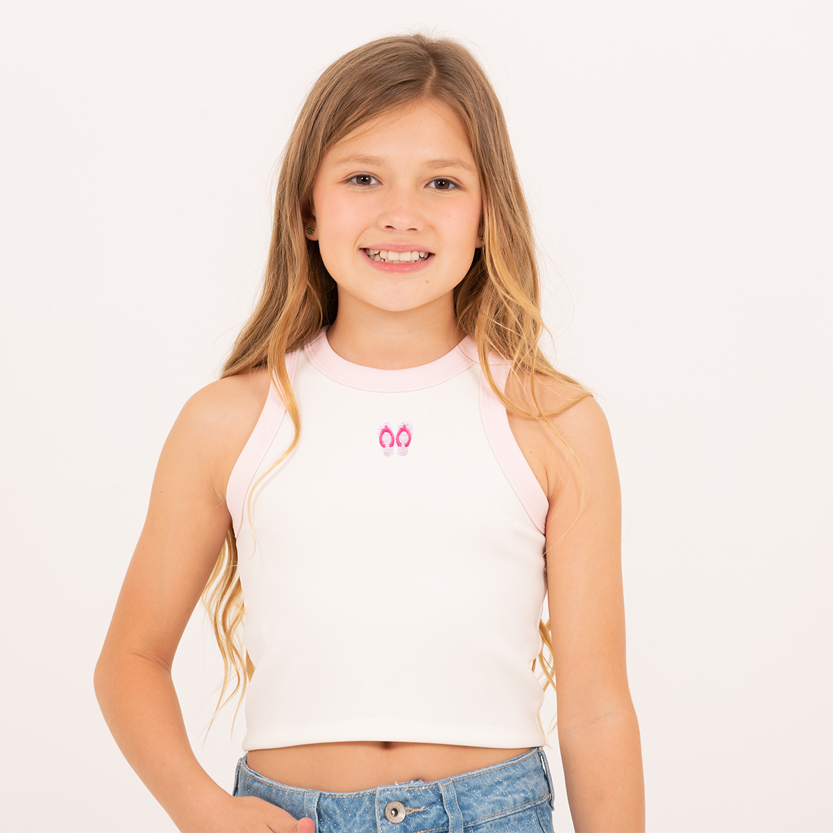 Crop top para niñas en rib con detalle de sandalias bordadas – Off white