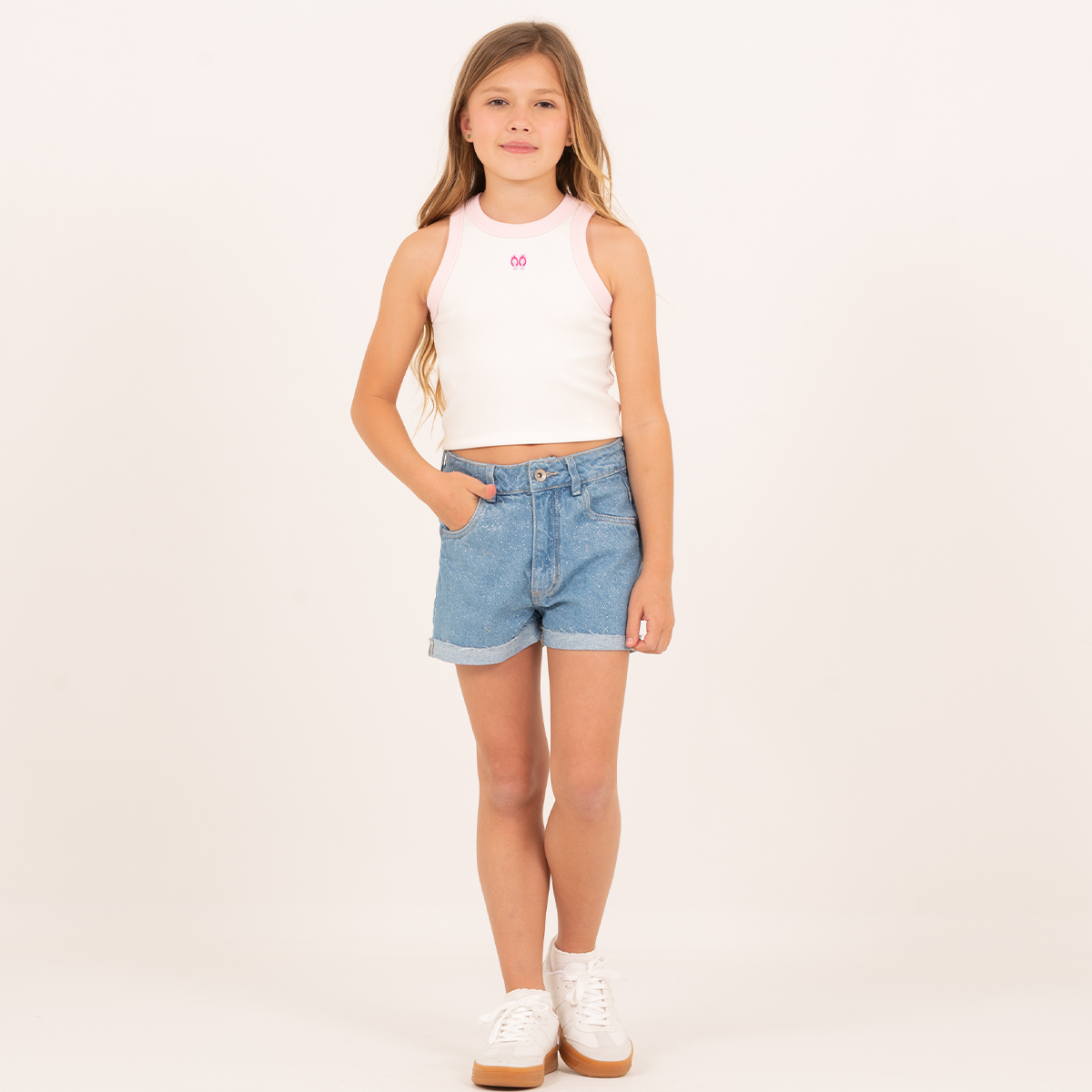 Crop top para niñas en rib con detalle de sandalias bordadas – Off white