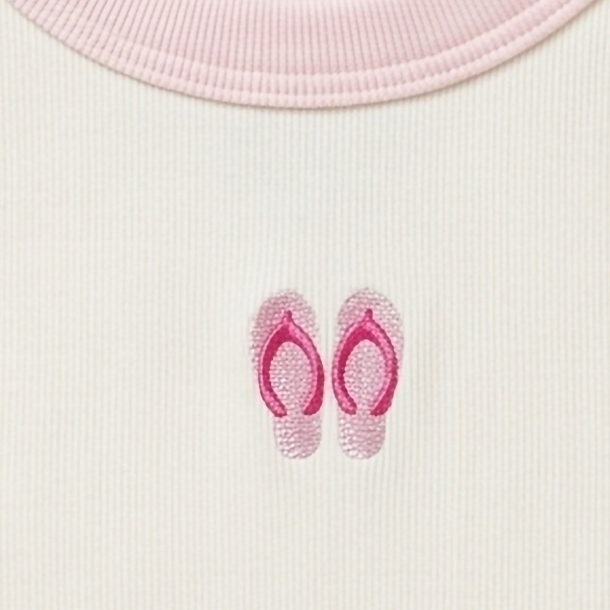 Crop top para niñas en rib con detalle de sandalias bordadas – Off white