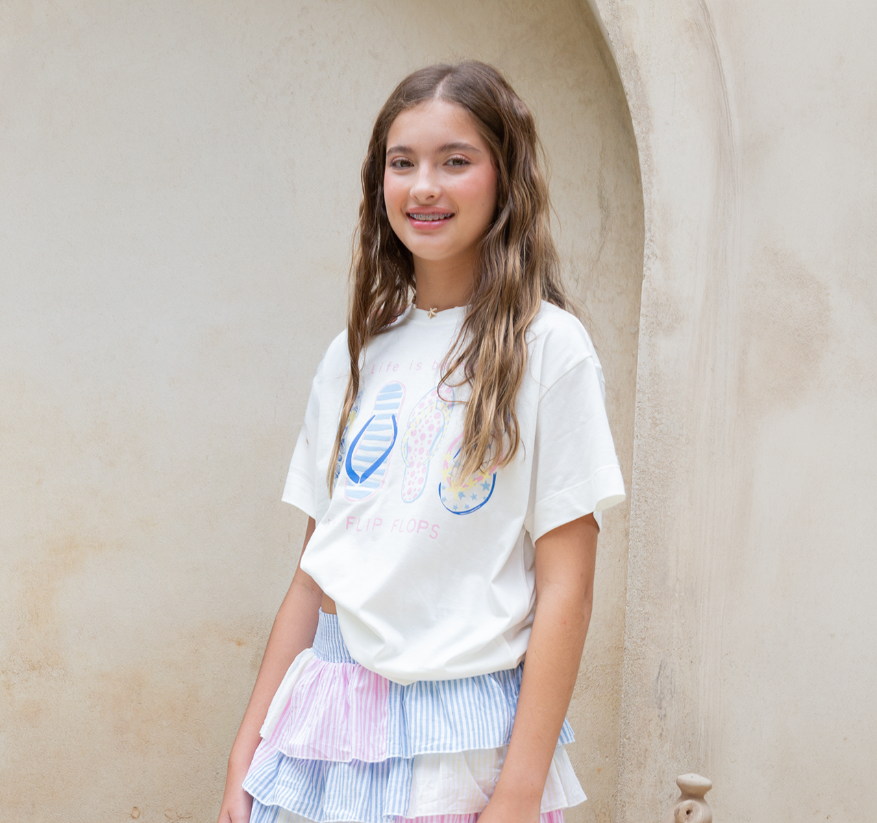 Camiseta para niñas con diseño estampado de sandalias