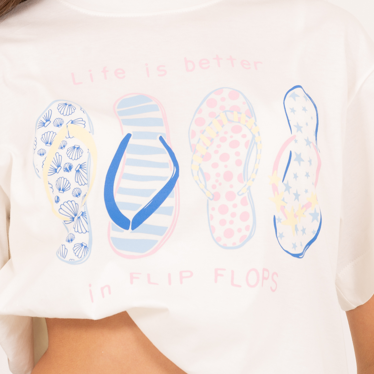 Camiseta para niñas con diseño estampado de sandalias