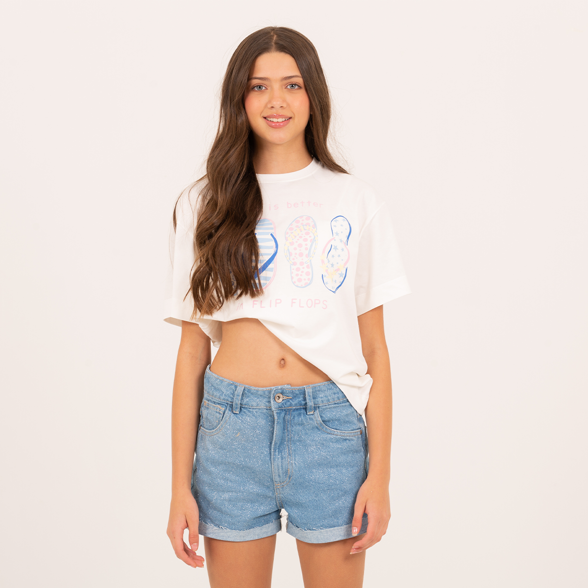 Camiseta para niñas con diseño estampado de sandalias
