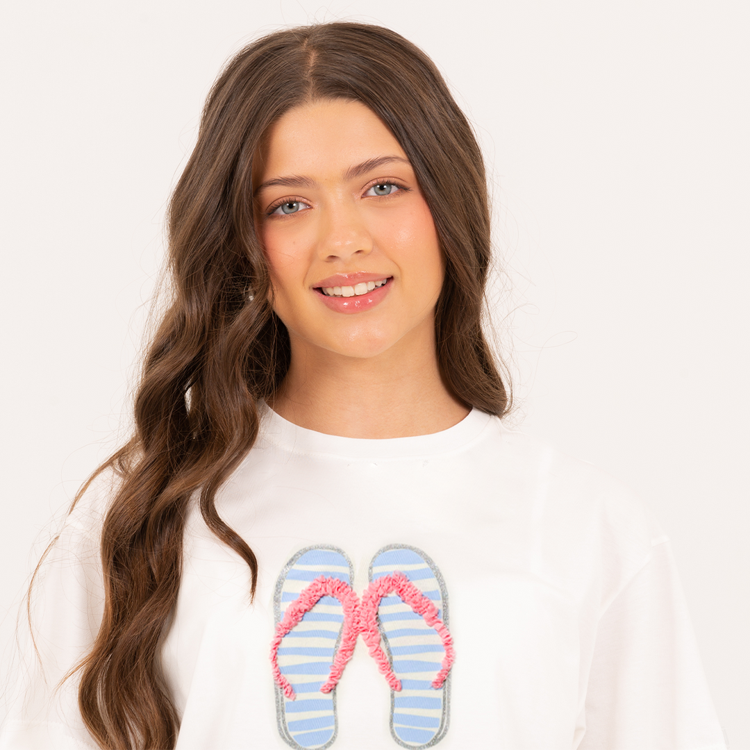 CAMISETA PARA NIÑA CON DETALLE DE SANDALIAS