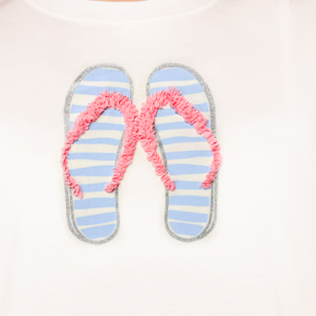 CAMISETA PARA NIÑA CON DETALLE DE SANDALIAS