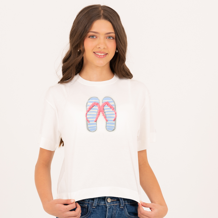 CAMISETA PARA NIÑA CON DETALLE DE SANDALIAS