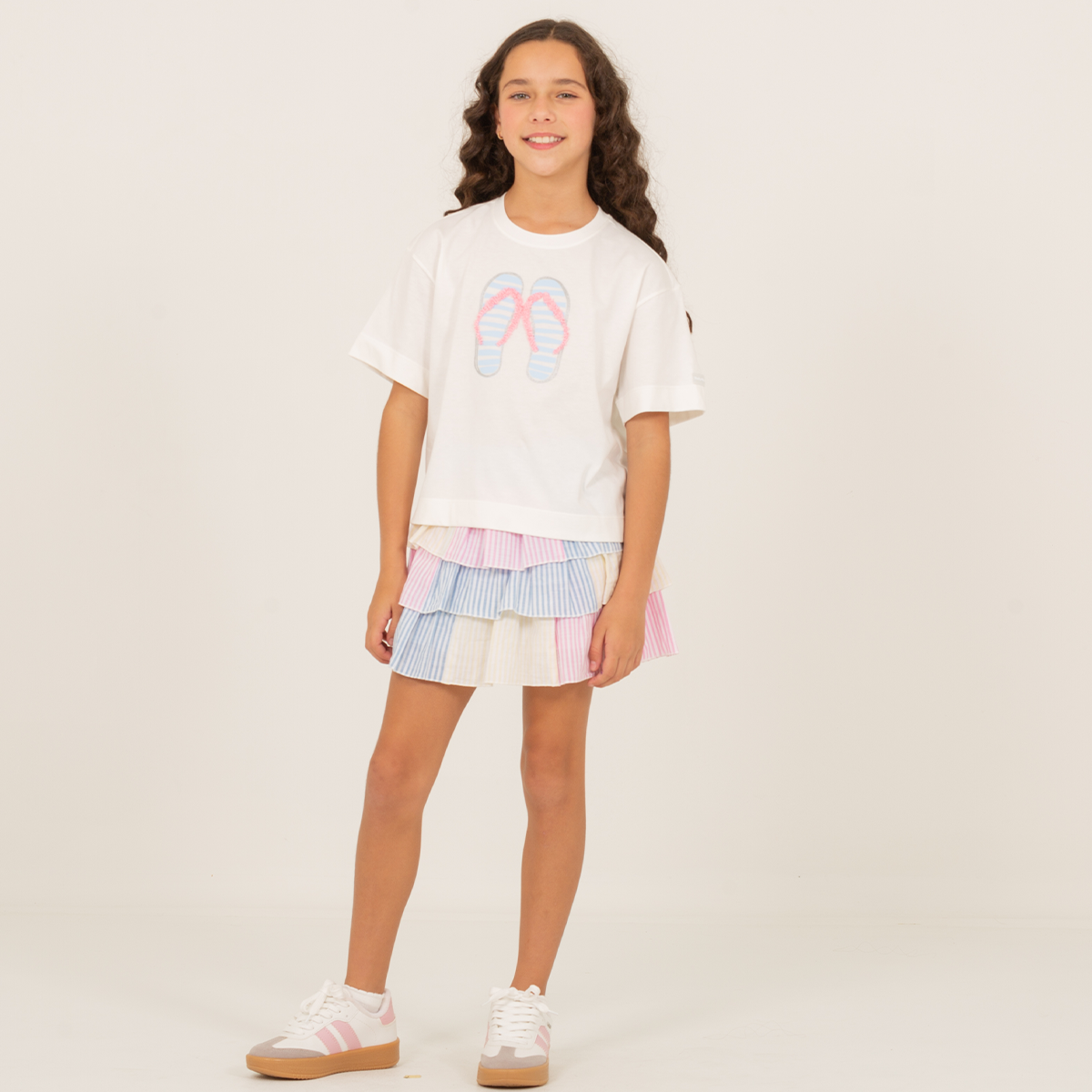 Camiseta para niñas con diseño estampado de sandalias