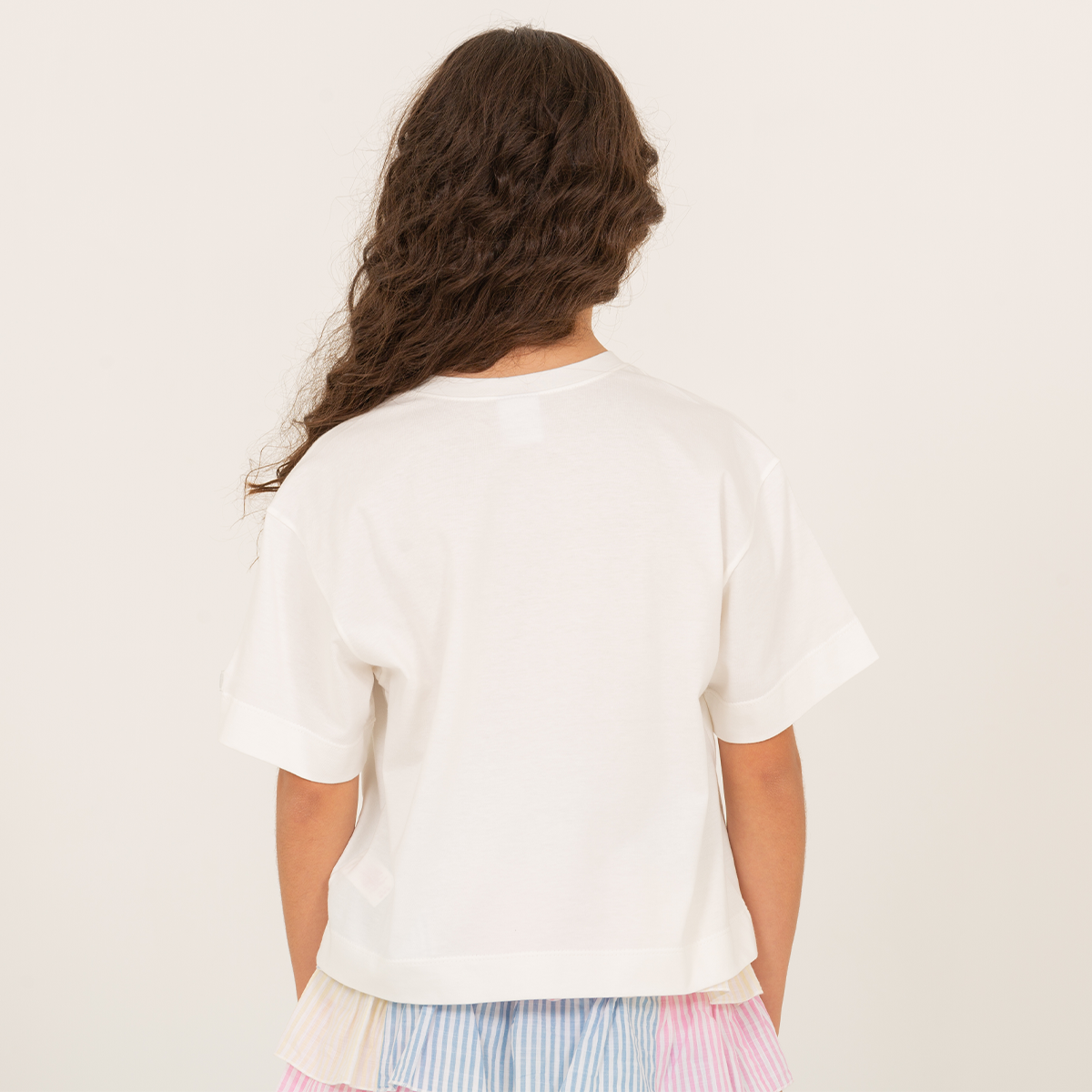 Camiseta para niñas con diseño estampado de sandalias