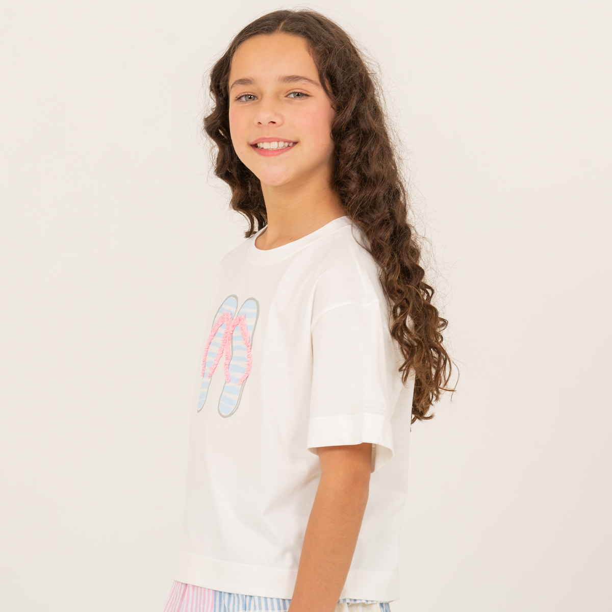 Camiseta para niñas con diseño estampado de sandalias