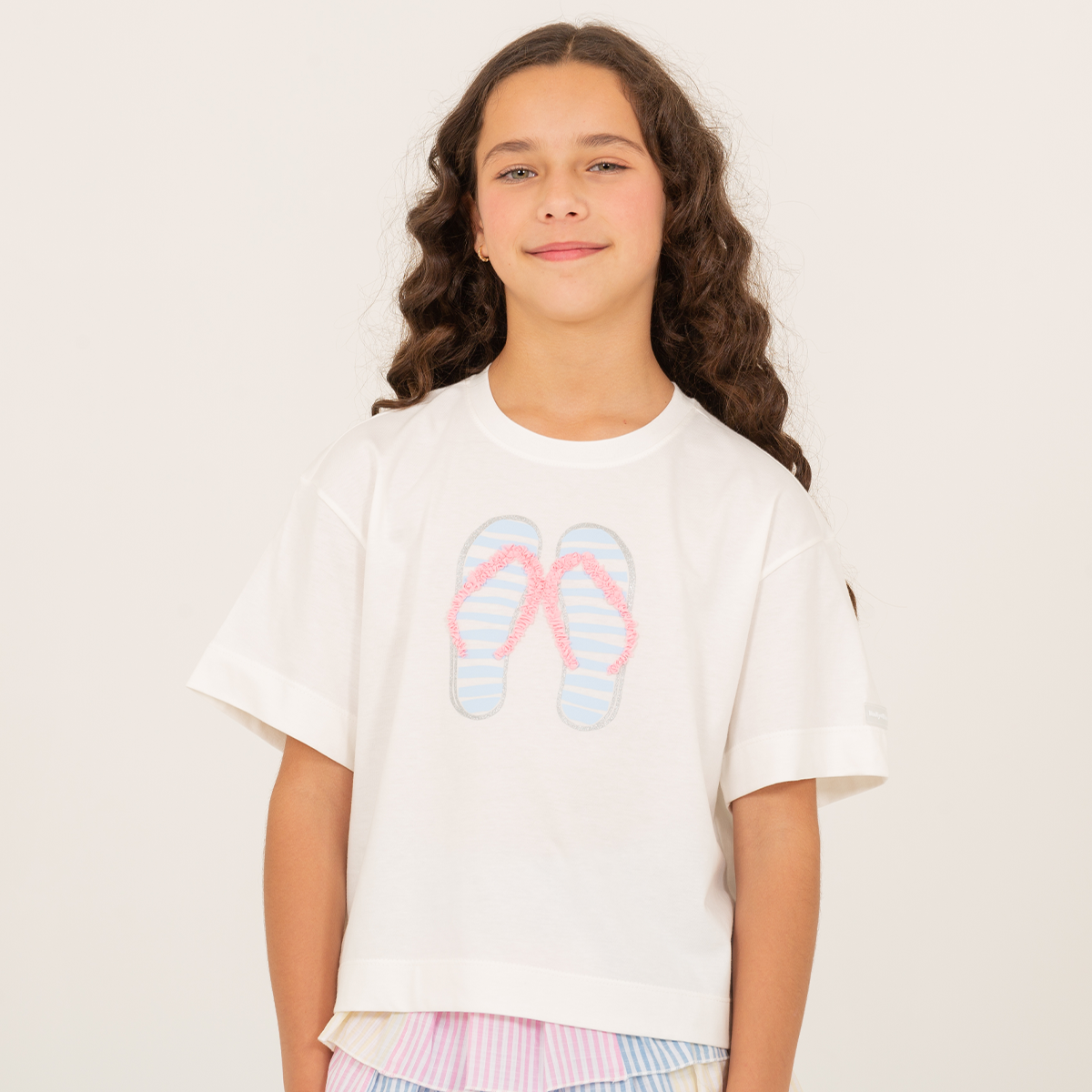 Camiseta para niñas con diseño estampado de sandalias