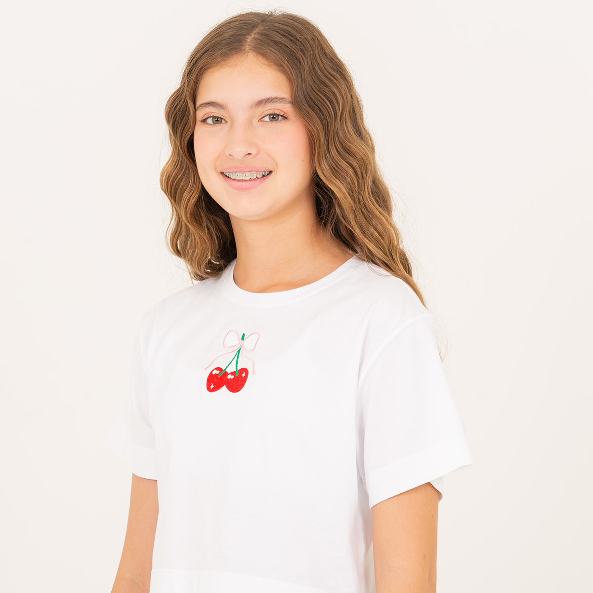Camiseta para niñas con diseño de cerezas bordadas