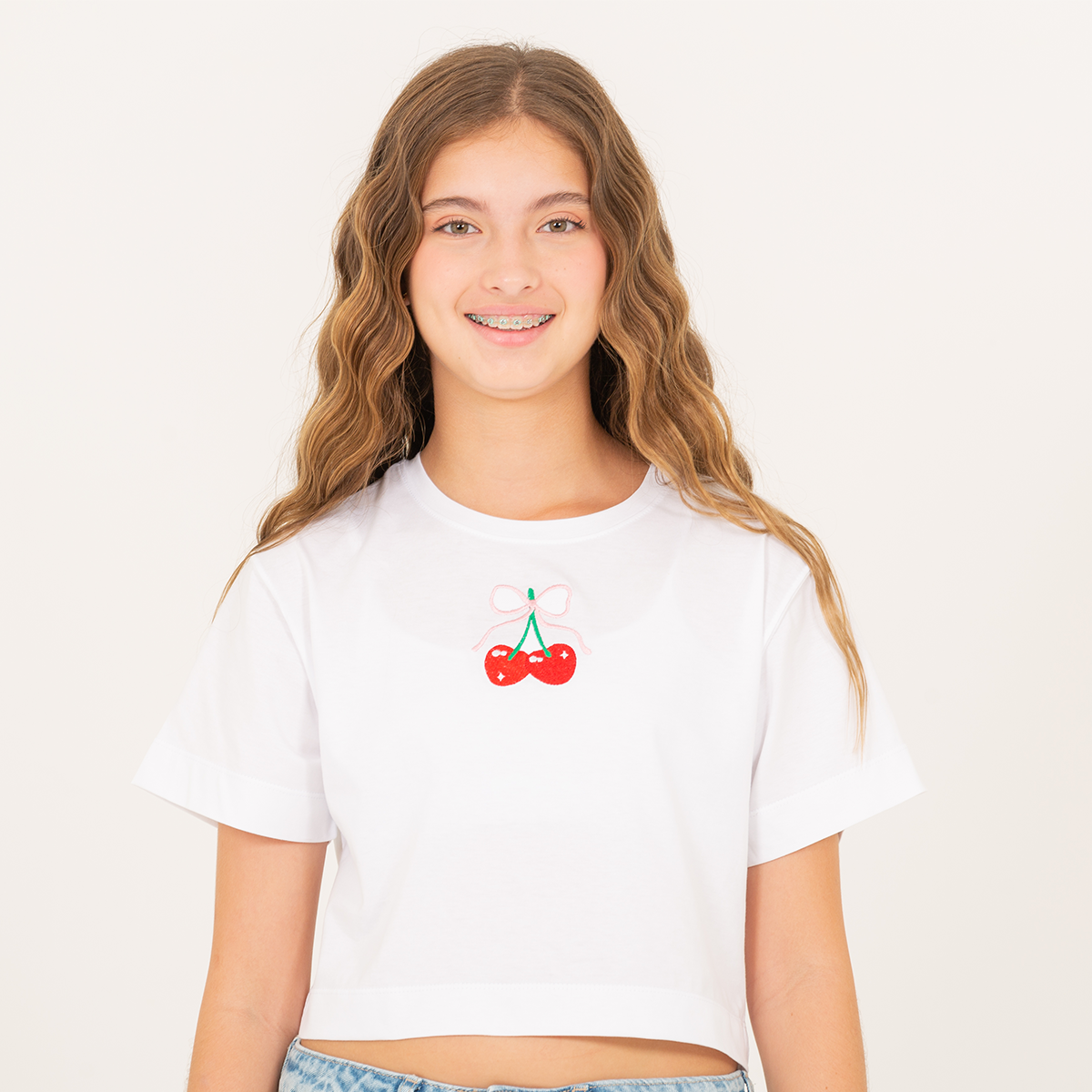 Camiseta para niñas con diseño de cerezas bordadas