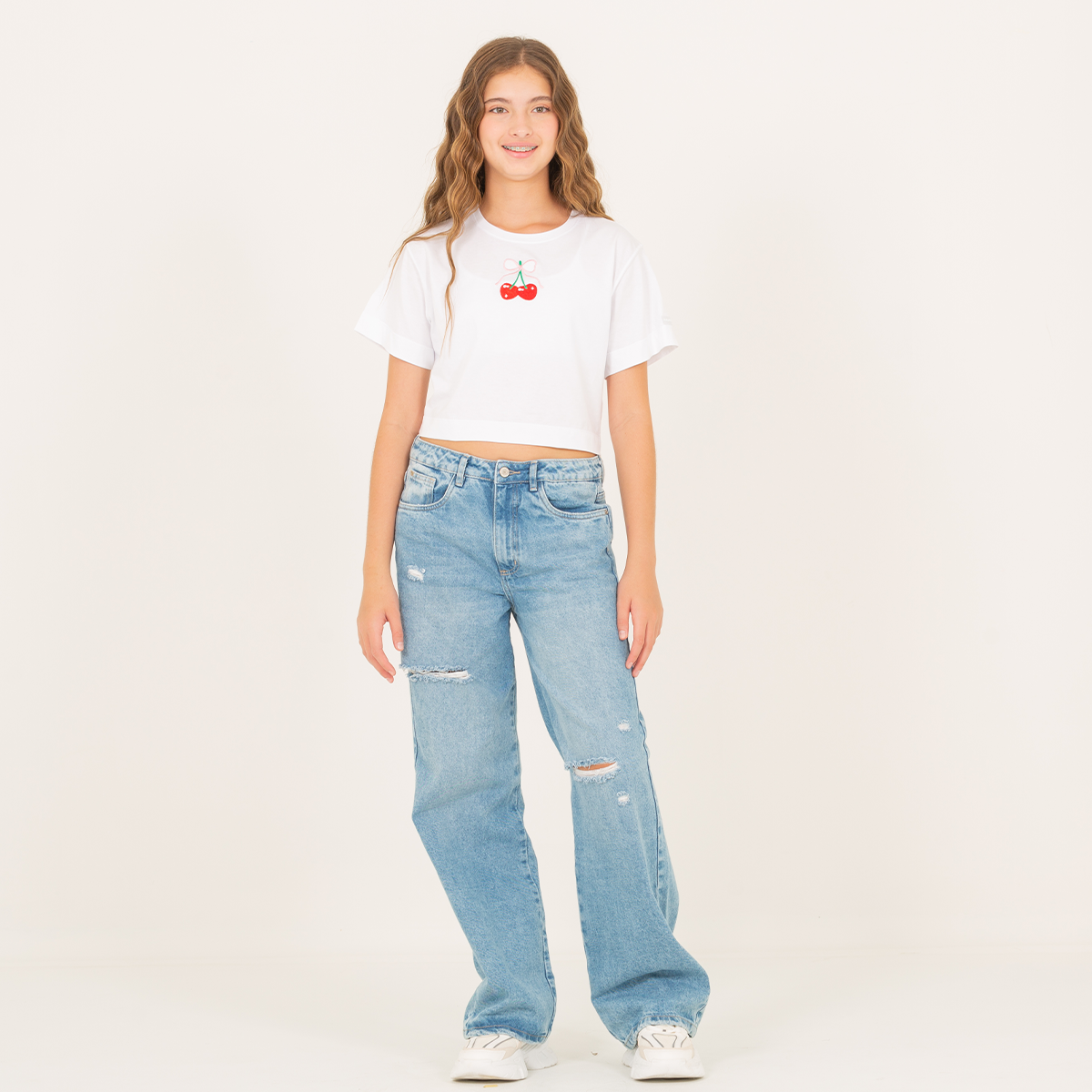 Camiseta para niñas con diseño de cerezas bordadas