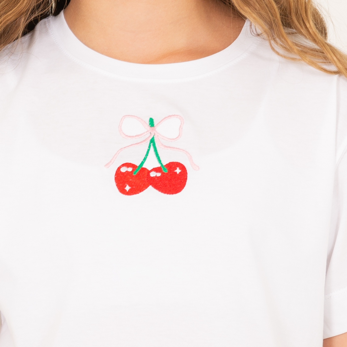 Camiseta para niñas con diseño de cerezas bordadas
