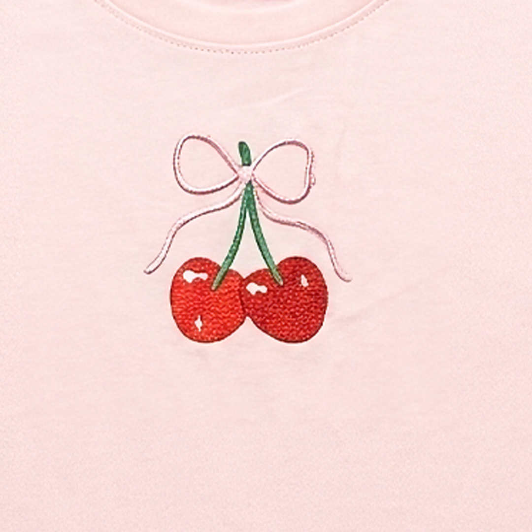 CAMISETA CROPPED ROSADA PARA NIÑA CON CEREZAS BORDADAS