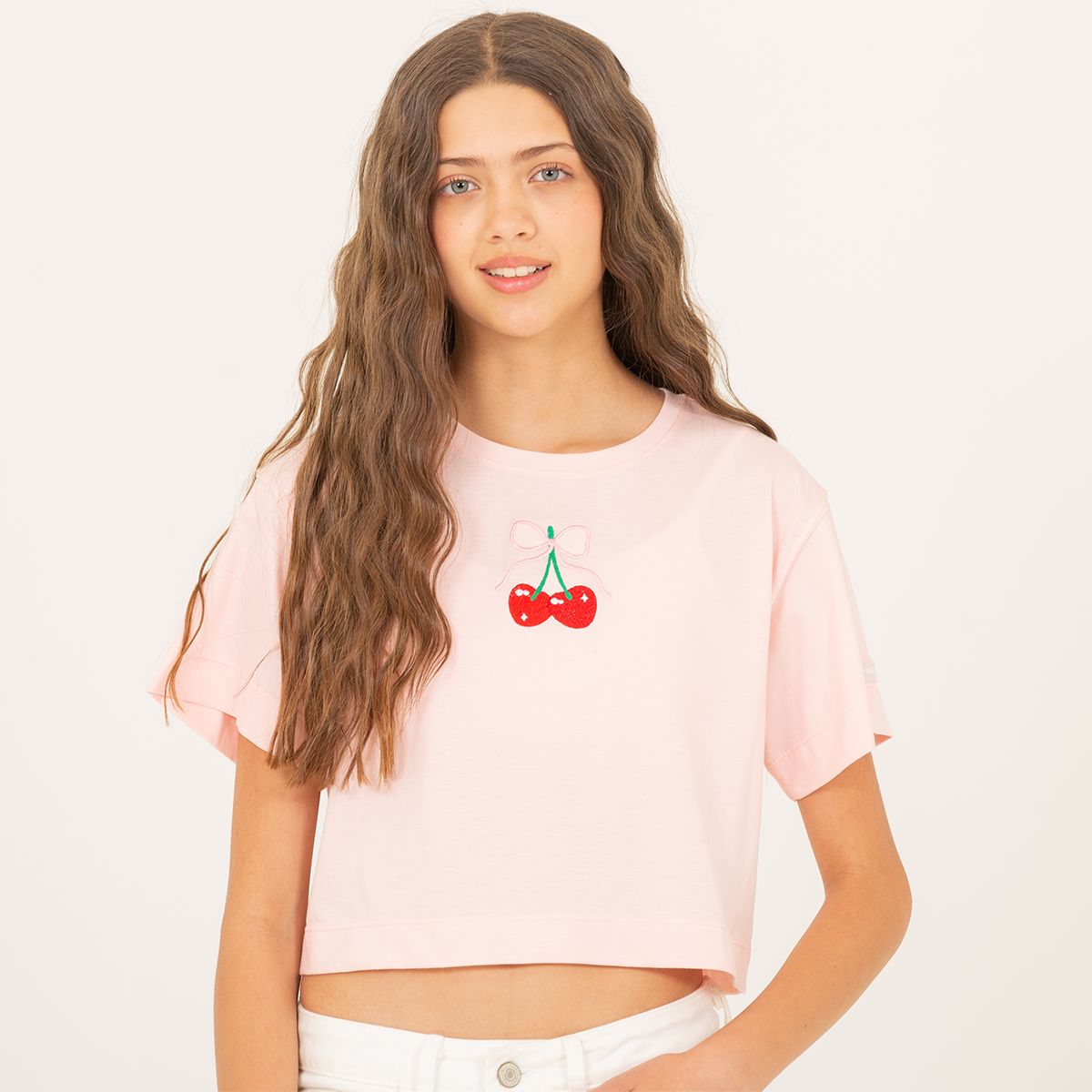 Camiseta para niñas con diseño de cerezas bordadas