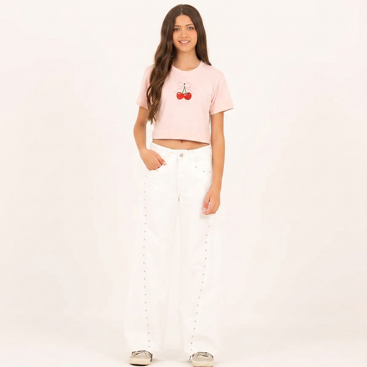 CAMISETA CROPPED ROSADA PARA NIÑA CON CEREZAS BORDADAS
