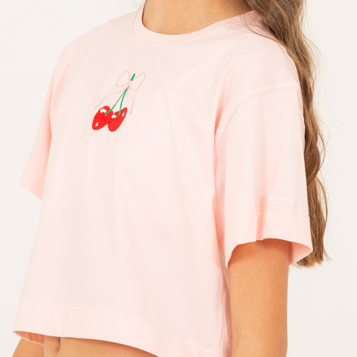 Camiseta para niñas con diseño de cerezas bordadas