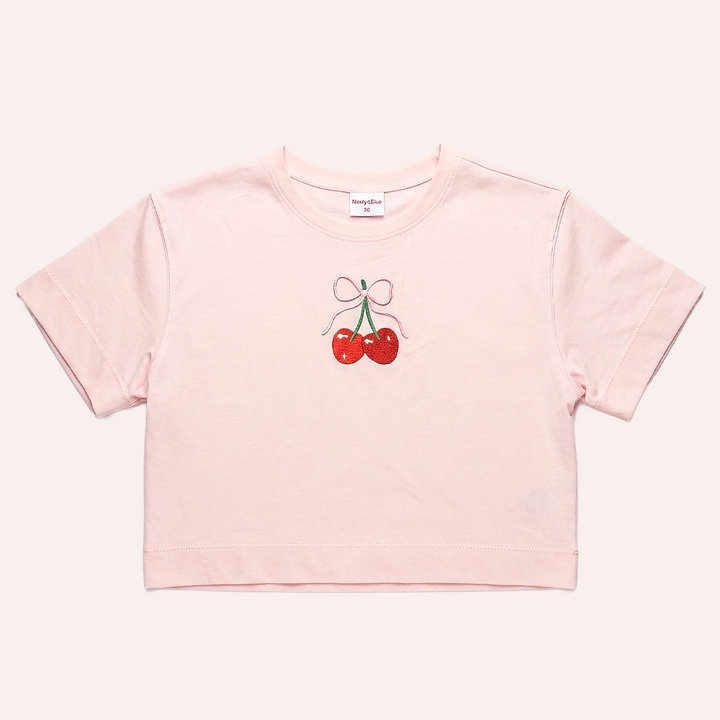 CAMISETA CROPPED ROSADA PARA NIÑA CON CEREZAS BORDADAS
