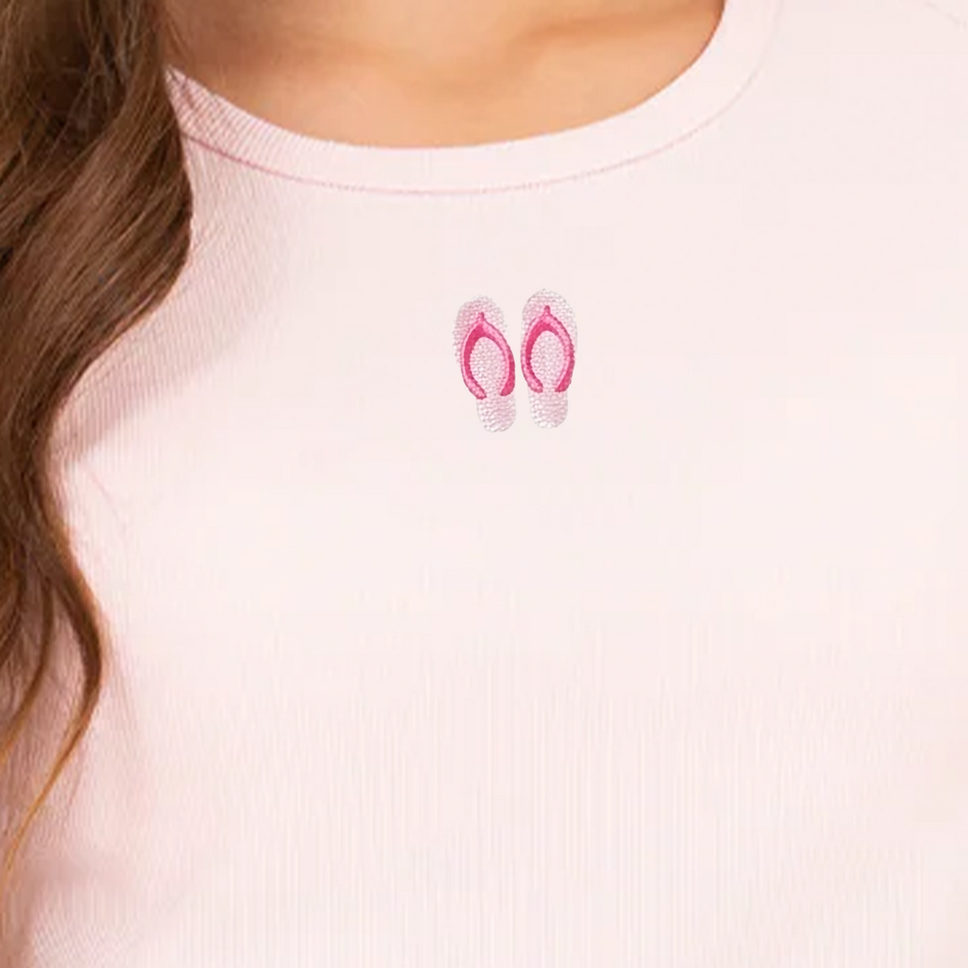 CAMISETA CROPPED EN RIB CON DETALLE BORDADO