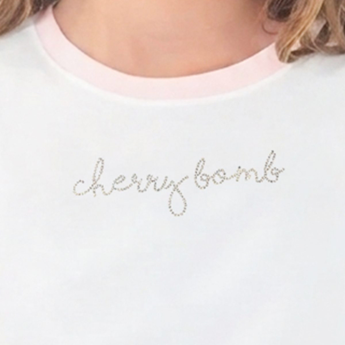 Camiseta para niñas con diseño de apliques “cherry bomb” Blanco
