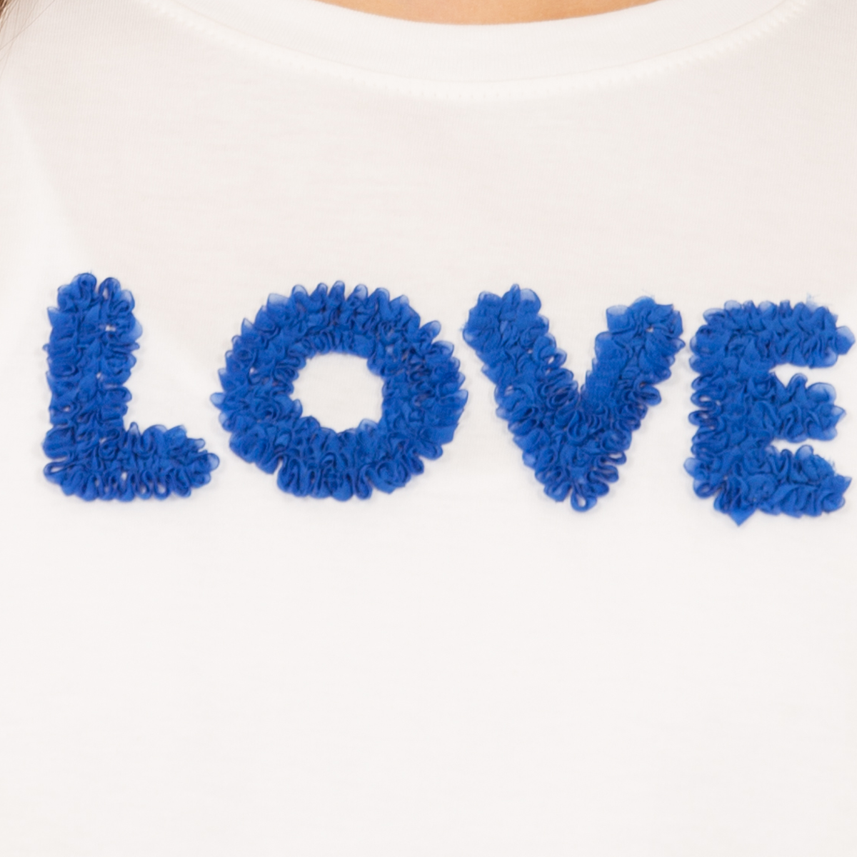 Camiseta para niñas con diseño love texturizado