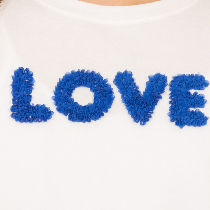CAMISETA PARA NIÑAS CON DISEÑO LOVE TEXTURIZADO