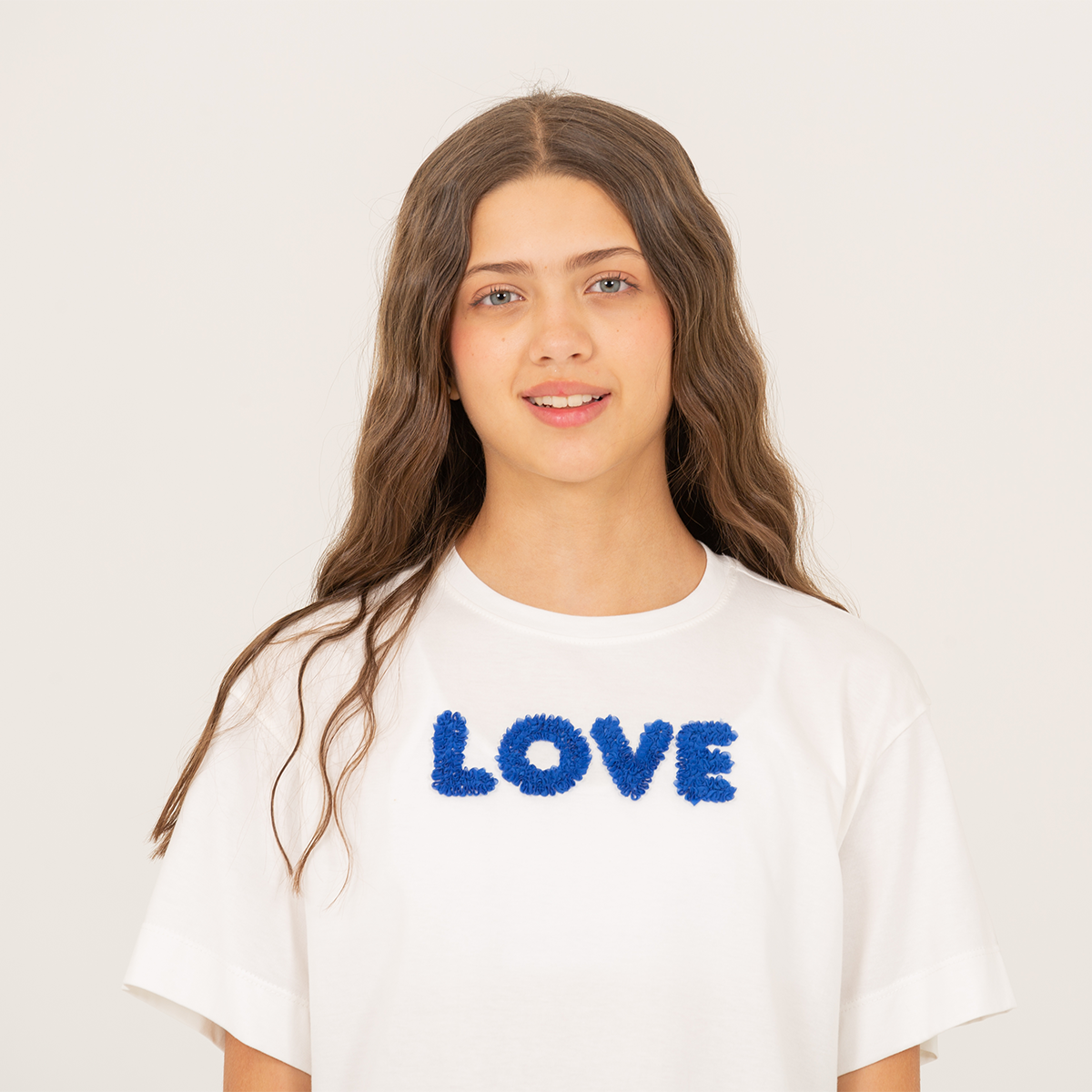Camiseta para niñas con diseño love texturizado