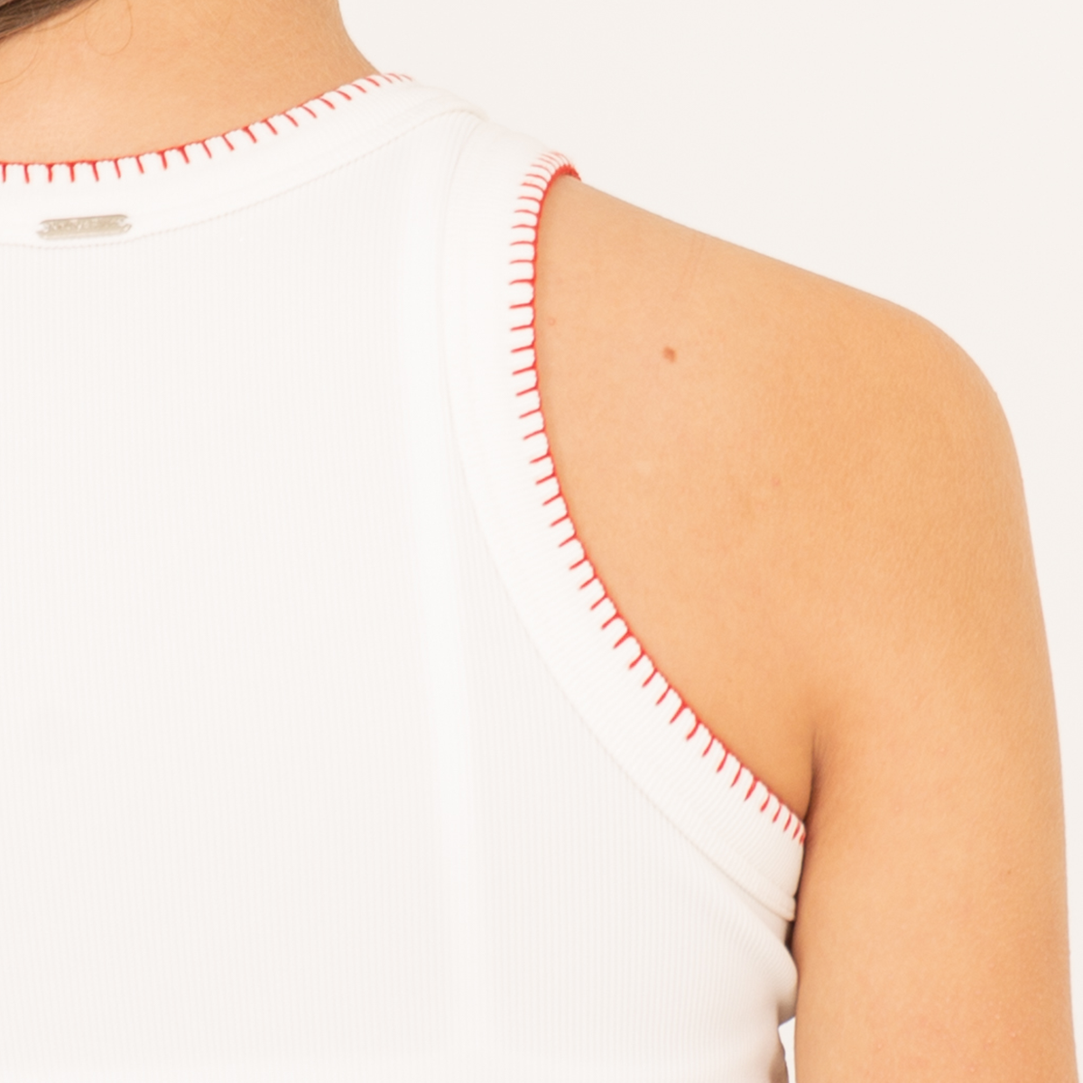 Crop top para niñas en rib con diseño bordado de cereza