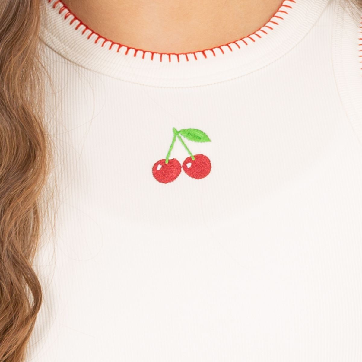 Crop top para niñas en rib con diseño bordado de cereza