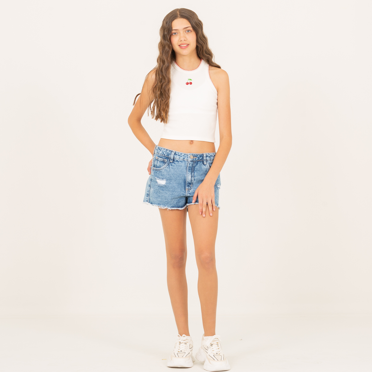 Crop top para niñas en rib con diseño bordado de cereza
