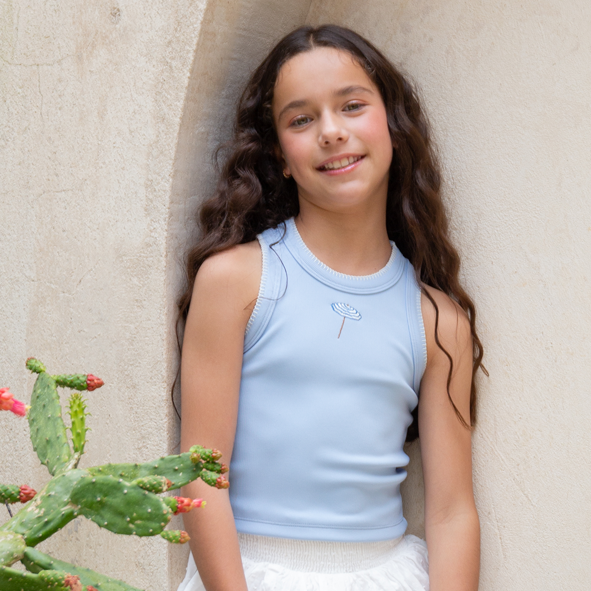 Crop top para niñas en rib con diseño de sombrilla bordado - Azul