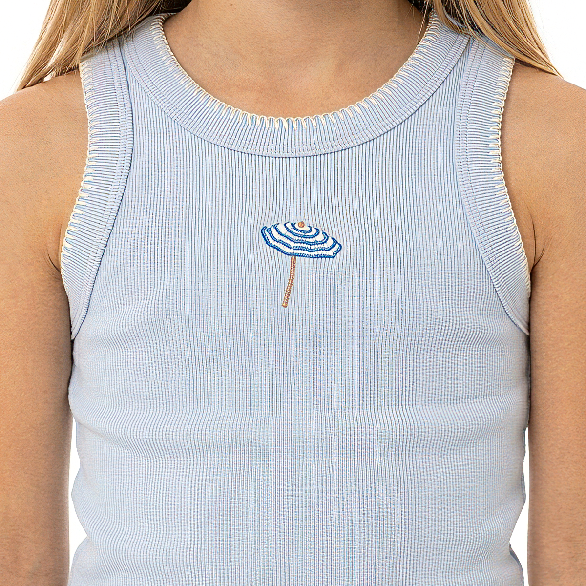 Crop top para niñas en rib con diseño de sombrilla bordado - Azul