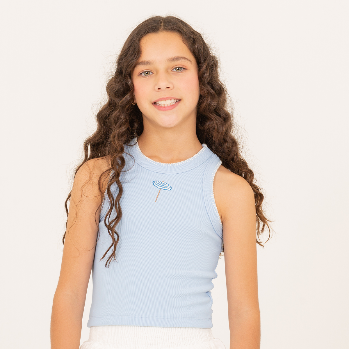 Crop top para niñas en rib con diseño de sombrilla bordado - Azul