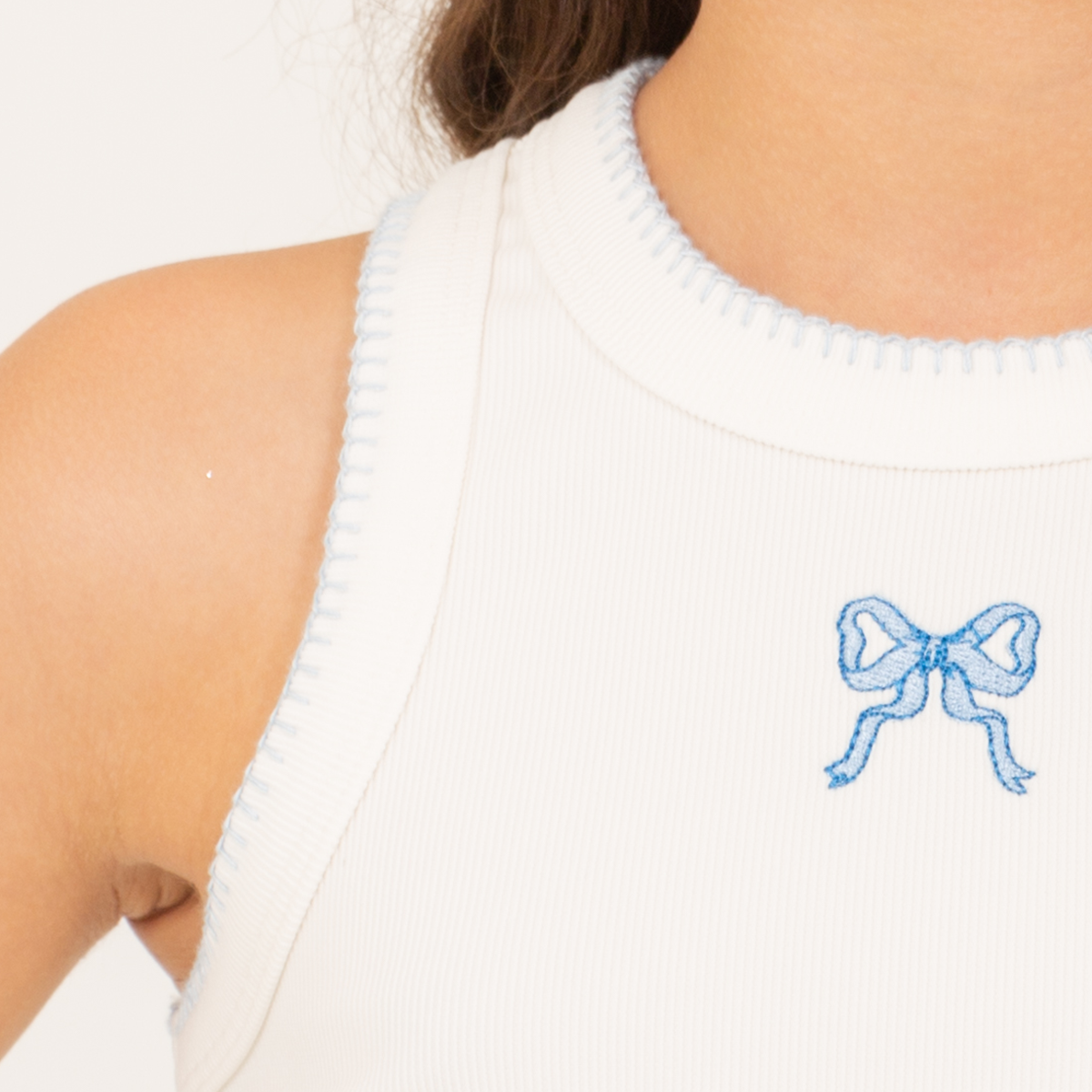Crop top para niñas en rib con diseño de lazo bordado