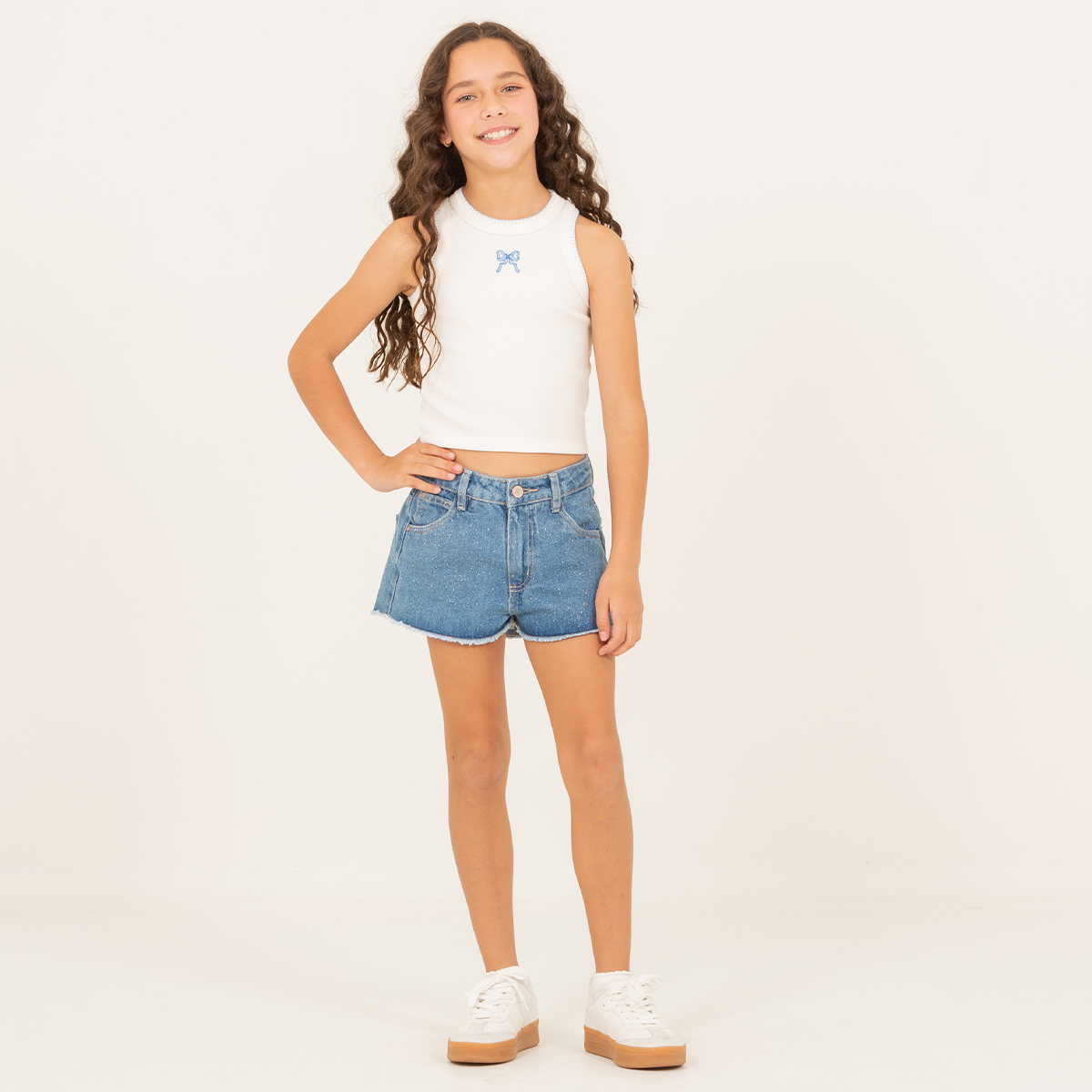 Crop top para niñas en rib con diseño de lazo bordado