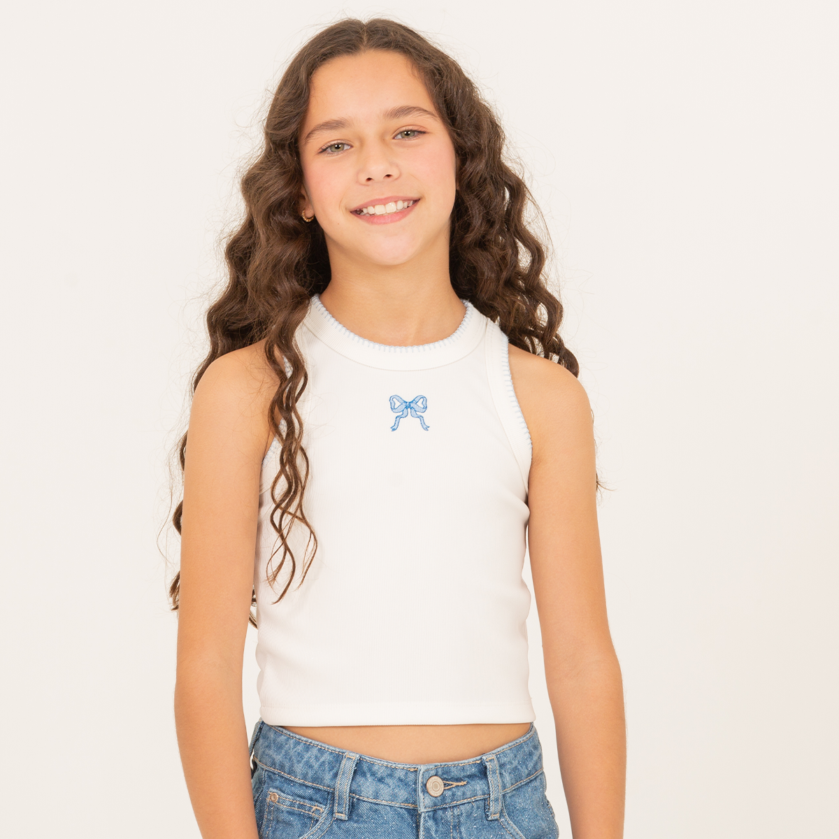 Crop top para niñas en rib con diseño de lazo bordado