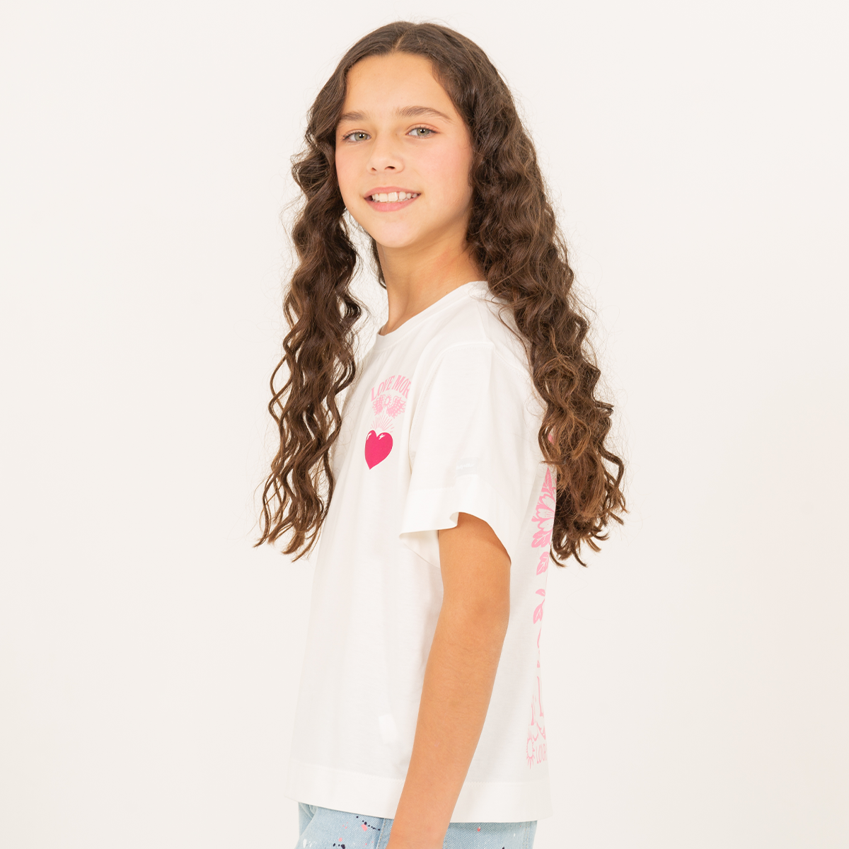 Camiseta para niñas con diseño estampado love more