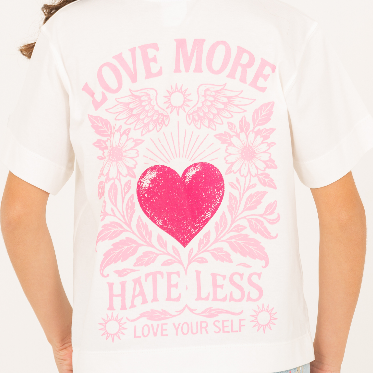 Camiseta para niñas con diseño estampado love more