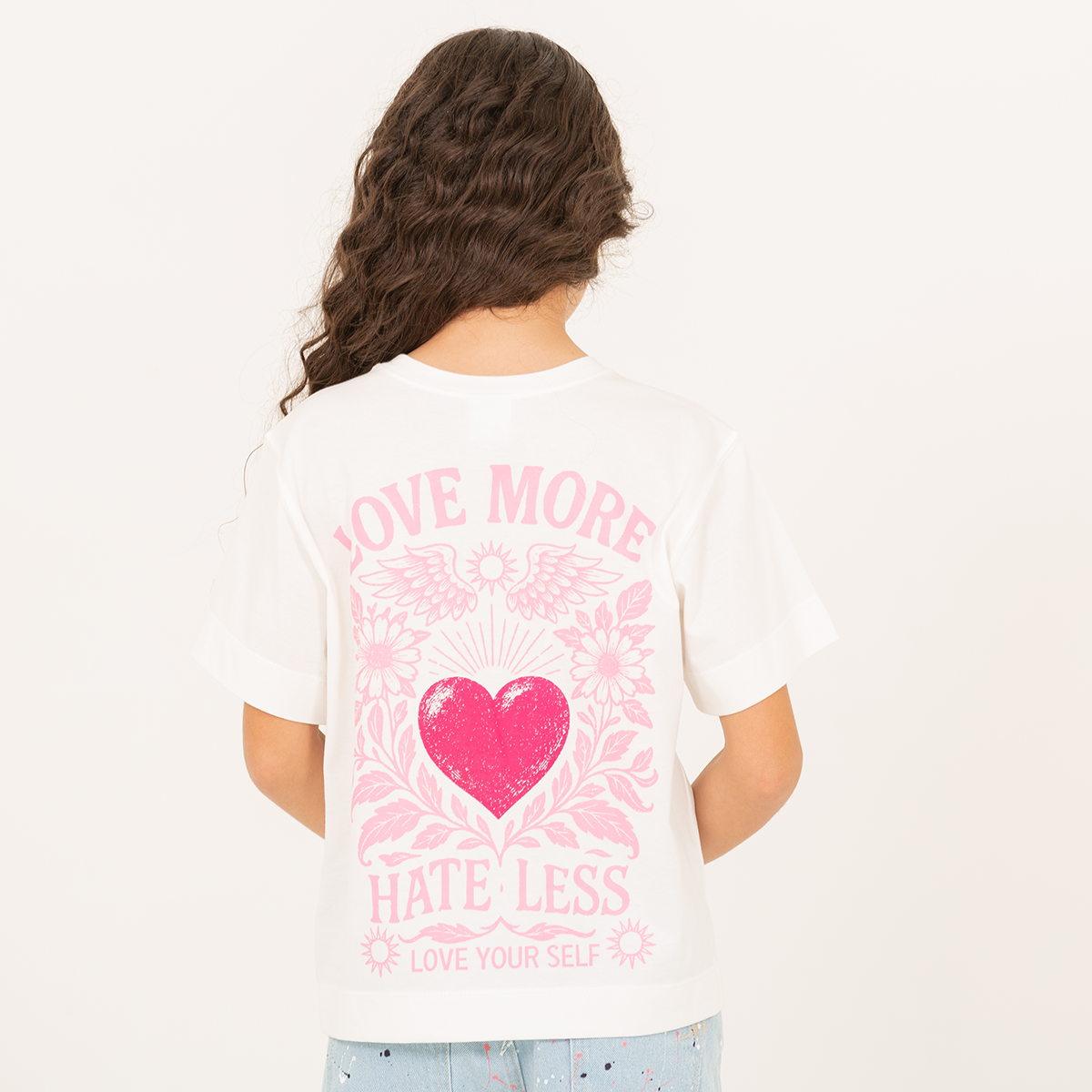 Camiseta para niñas con diseño estampado love more