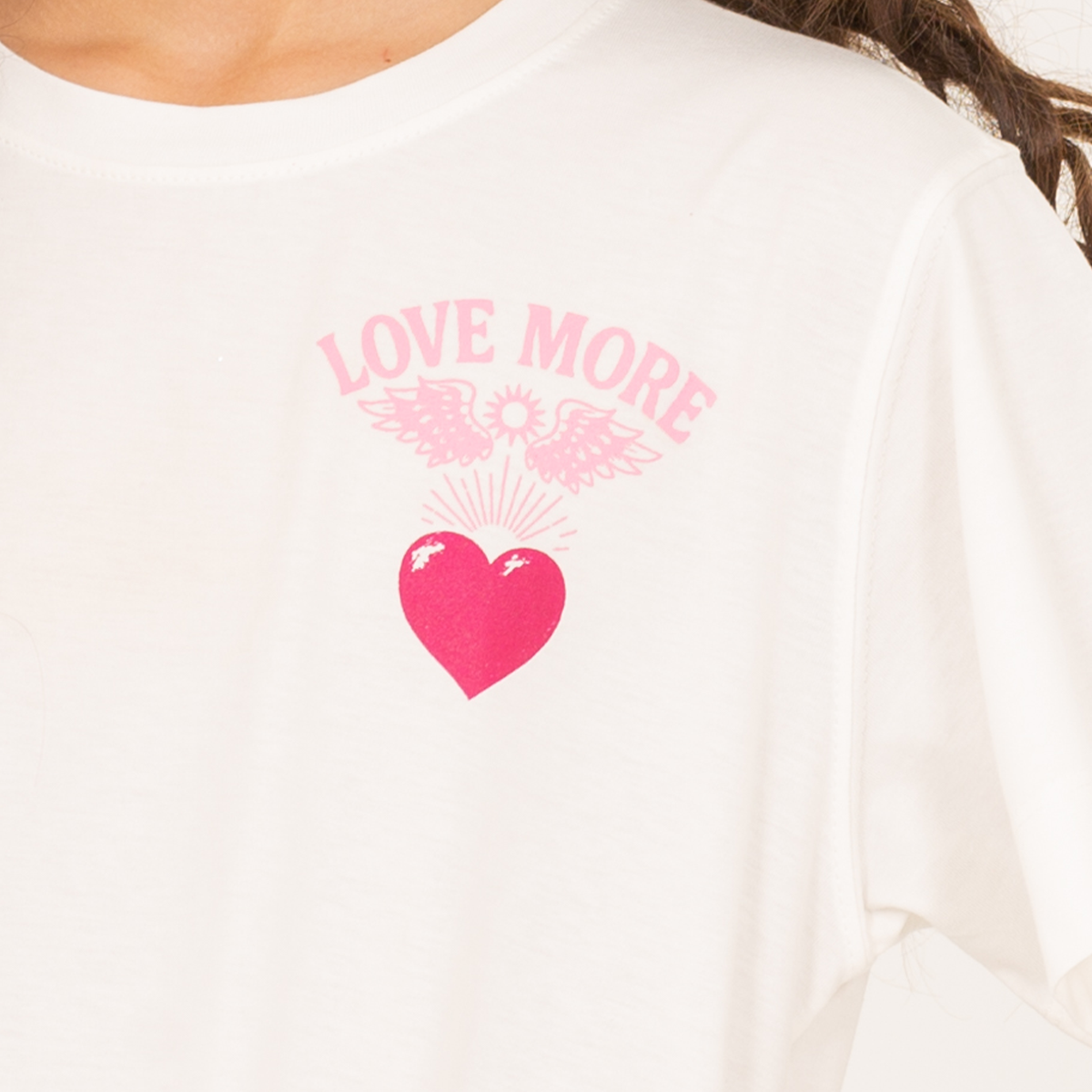 Camiseta para niñas con diseño estampado love more